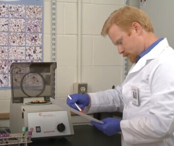 Клиника лечения наркозависимости в Химках Врач в кабинете клиники